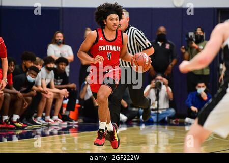 Die Centennial Huskies bewachen Kylan Boswell (4) während des Basketballspiels der CIF Southern Section Championship 2021 am Freitag, den 11. Juni 2021 in Chatsworth. Stockfoto