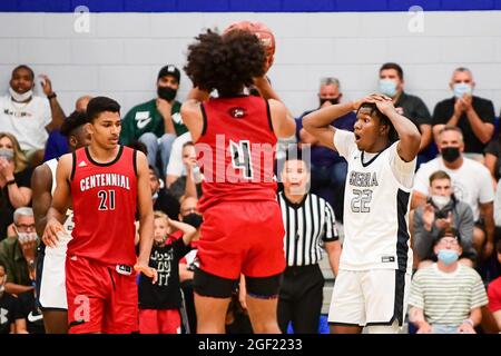 Die Centennial Huskies bewachen Kylan Boswell (4) während des Basketballspiels der CIF Southern Section Championship 2021 am Freitag, den 11. Juni 2021 in Chatsworth. Stockfoto