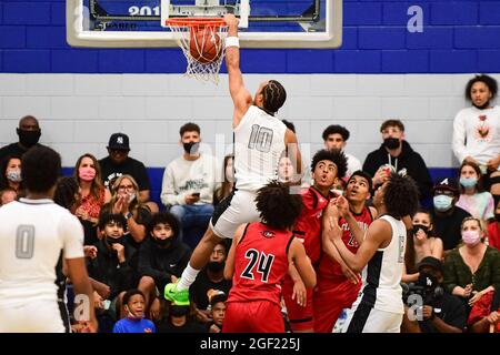 Amari Bailey (10), Wächter der Sierra Canyon Trailblazers, lässt den Ball während des Basketballspiels der CIF Southern Secession Championship 2021 am Freitag, den 11. Juni, übertünchen Stockfoto