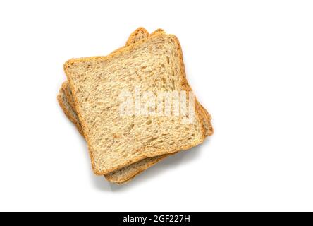 Geschnittenes Vollkornbrot auf weißem Hintergrund, flaches Lay-Bild des Stapels Vollkornbrot, Draufsicht Bild. Stockfoto