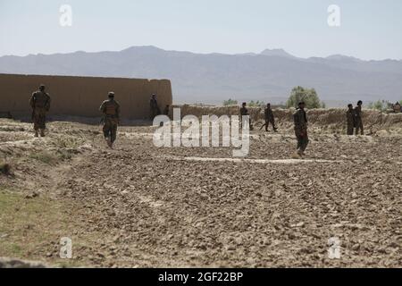 Soldaten der afghanischen Nationalarmee sorgen während einer Route-Clearing-Mission in der Nähe der Operationsbasis Super, Provinz Paktika, Afghanistan, 1. Juni 2012 für Sicherheit. (USA Armee-Foto von SPC. David J. Barnes/Freigegeben) Stockfoto