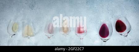 Wein-Panorama-Banner mit vielen Gläsern Rose, Rot und Weißwein, aufgenommen von oben mit einem Platz für Text. Verschiedene Farben mit Kopierbereich Stockfoto