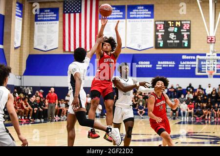 Die Centennial Huskies bewachen Kylan Boswell (4) während des Basketballspiels der CIF Southern Section Championship 2021 am Freitag, den 11. Juni 2021 in Chatsworth. Stockfoto