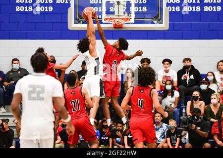 Die Hundertjährige Huskies-Wache Donovan Dent (2) blockiert den Ball vor dem Wächter der Sierra Canyon Trailblazers Ramel Lloyd Jr. (12) während der Sekte des Südens der CIF von 2021 Stockfoto