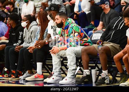 Der kanadische Rapper Drake und der Schusswächter von Los Angeles Lakers, LeBron James, sehen sich am Freitag das Basketballspiel der CIF Southern Section Championship 2021 an. Stockfoto