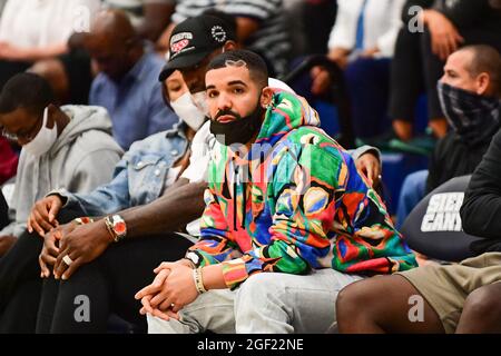 Der kanadische Rapper Drake und der Schusswächter von Los Angeles Lakers, LeBron James, sehen sich am Freitag das Basketballspiel der CIF Southern Section Championship 2021 an. Stockfoto