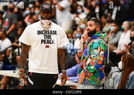 Der kanadische Rapper Drake und der Schusswächter von Los Angeles Lakers, LeBron James, sehen sich am Freitag das Basketballspiel der CIF Southern Section Championship 2021 an. Stockfoto