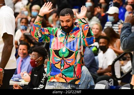 Der kanadische Rapper Drake und der Schusswächter von Los Angeles Lakers, LeBron James, sehen sich am Freitag das Basketballspiel der CIF Southern Section Championship 2021 an. Stockfoto