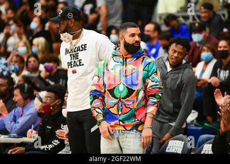 Der kanadische Rapper Drake und der Schusswächter von Los Angeles Lakers, LeBron James, sehen sich am Freitag das Basketballspiel der CIF Southern Section Championship 2021 an. Stockfoto