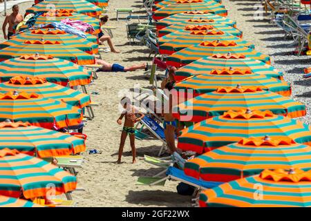 Monterosso, Italien - 10. August 2021: Strand Spiaggia di Fegina im Dorf Cinque Terre in Monterosso Stockfoto