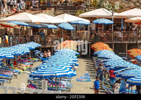 Monterosso, Italien - 10. August 2021: Strand Spiaggia di Fegina im Dorf Cinque Terre in Monterosso Stockfoto