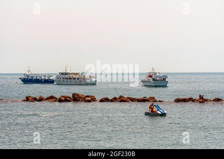 Monterosso, Italien - 10. August 2021: Mittelmeer, Boote in der Küstenregion in der Nähe des Hafens, Monterosso, Cinque Terre Stockfoto