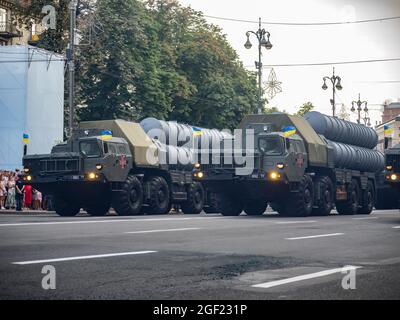 Kiew, Ukraine. August 2021. Ukrainische mobile Raketenabschusssysteme fahren während der Generalprobe der Militärparade, die am Unabhängigkeitstag stattfinden wird. (Foto von Valera Golovniov/SOPA Images/Sipa USA) Quelle: SIPA USA/Alamy Live News Stockfoto