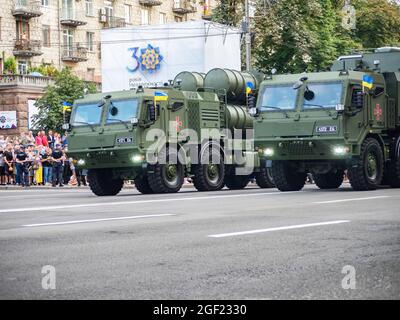 Kiew, Ukraine. August 2021. Ukrainische mobile Raketenabschusssysteme fahren während der Generalprobe der Militärparade, die am Unabhängigkeitstag stattfinden wird. (Foto von Valera Golovniov/SOPA Images/Sipa USA) Quelle: SIPA USA/Alamy Live News Stockfoto