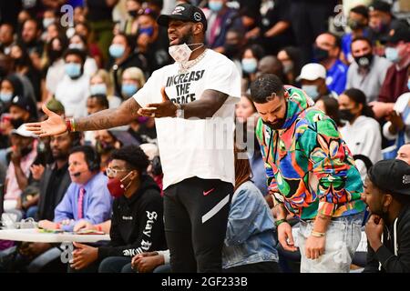 Der kanadische Rapper Drake und der Schusswächter von Los Angeles Lakers, LeBron James, sehen sich am Freitag das Basketballspiel der CIF Southern Section Championship 2021 an. Stockfoto