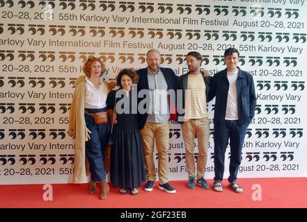 Karlsbad, Tschechische Republik. August 2021. Die L-R Kostümdesignerin Katerina Stefkova, die Schauspielerin Martha Issova, der Regisseur David Ondricek und die Schauspieler Vaclav Neuzil und James Frecheville posieren vor einer Pressekonferenz zum Zatopek-Film beim 55. Internationalen Filmfestival Karlovy Vary (KVIFF) am 21. August 2021 in Karlsbad, Tschechien. Kredit: Slawomir Kubes/CTK Foto/Alamy Live Nachrichten Stockfoto