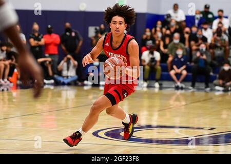 Die Centennial Huskies bewachen Jared McCain (24) während des Basketballspiels der CIF Southern Section Championship 2021 am Freitag, den 11. Juni 2021 in Chatsworth. Stockfoto