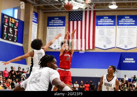 Die Centennial Huskies bewachen Jared McCain (24) während des Basketballspiels der CIF Southern Section Championship 2021 am Freitag, den 11. Juni 2021 in Chatsworth. Stockfoto