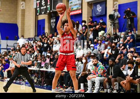 Die Centennial Huskies bewachen Jared McCain (24) während des Basketballspiels der CIF Southern Section Championship 2021 am Freitag, den 11. Juni 2021 in Chatsworth. Stockfoto