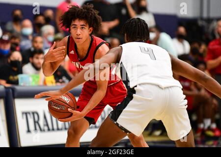 Die Centennial Huskies bewachen Jared McCain (24) während des Basketballspiels der CIF Southern Section Championship 2021 am Freitag, den 11. Juni 2021 in Chatsworth. Stockfoto