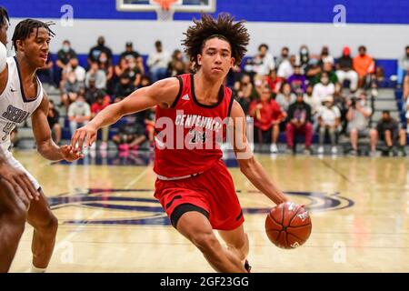 Die Centennial Huskies bewachen Jared McCain (24) während des Basketballspiels der CIF Southern Section Championship 2021 am Freitag, den 11. Juni 2021 in Chatsworth. Stockfoto