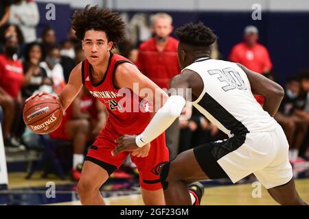 Die Centennial Huskies bewachen Jared McCain (24) während des Basketballspiels der CIF Southern Section Championship 2021 am Freitag, den 11. Juni 2021 in Chatsworth. Stockfoto