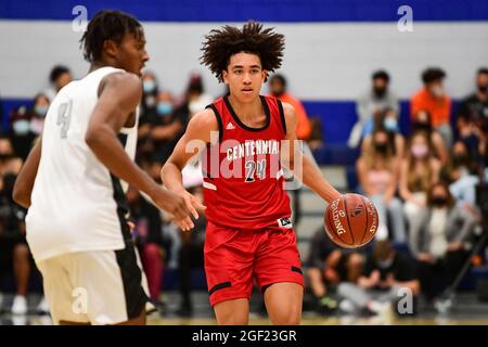 Die Centennial Huskies bewachen Jared McCain (24) während des Basketballspiels der CIF Southern Section Championship 2021 am Freitag, den 11. Juni 2021 in Chatsworth. Stockfoto