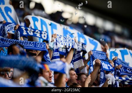 BO Fans im Stadion, halten Sie Ihre Tücher hoch. Fußball 1. Bundesliga, 2. Spieltag, VfL Bochum (BO) - FSV FSV FSV Mainz 05 (MZ) 2: 0, am 21. August 2021 in Bochum/Deutschland. #die DFL-Vorschriften verbieten die Verwendung von Fotos als Bildsequenzen und/oder quasi-Video # Â Stockfoto