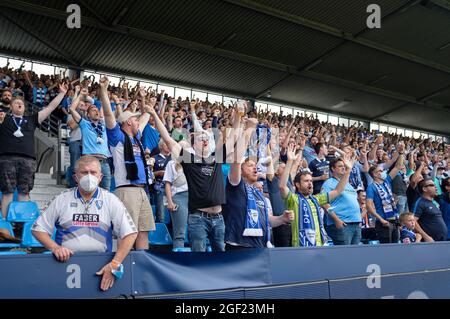 Bochum, Deutschland. August 2021. BO-Fans feiern am 08/21/2021 in Bochum ihren Mannschaftsfußball 1. Bundesliga, 2. Spieltag, VfL Bochum (BO) - FSV FSV Mainz 05 (MZ). Die DFL-Bestimmungen von #verbieten die Verwendung von Fotos als Bildsequenzen und/oder quasi-Video # Â Credit: dpa/Alamy Live News Stockfoto