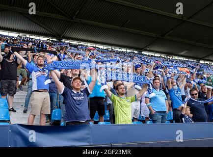 Bochum, Deutschland. August 2021. BO-Fans halten ihre Tücher hoch Fußball 1. Bundesliga, 2. Spieltag, VfL Bochum (BO) - FSV FSV FSV Mainz 05 (MZ), am 08/21/2021 in Bochum/Deutschland. Die DFL-Bestimmungen von #verbieten die Verwendung von Fotos als Bildsequenzen und/oder quasi-Video # Â Credit: dpa/Alamy Live News Stockfoto