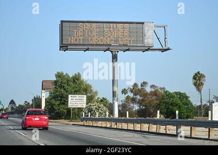 Eine Nachricht auf einer Caltrans-Tafel lautet „rettet Leben, Fahrt nüchtern, nicht falsch“ auf der Autobahn Interstate 710 am Freitag, den 13. August 2021 in Los Ang Stockfoto