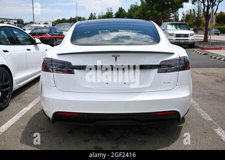 Eine Tesla Model S Plaid Edition wird am Samstag, den 3. Juli 2021, in Fremont, Kalifornien, in der Tesla Factory und am Hauptsitz gesehen. Das neueste Fahrzeug im Te Stockfoto
