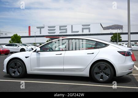 Ein Tesla Model 3 wird am Samstag, den 3. Juli 2021, in Fremont, Kalifornien, in der Tesla-Fabrik und in der Firmenzentrale gesehen. (Dylan Stewart/Image of Sport) Stockfoto