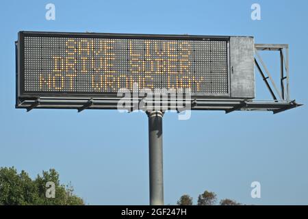 Eine Nachricht auf einer Caltrans-Tafel lautet „rettet Leben, Fahrt nüchtern, nicht falsch“ auf der Autobahn Interstate 710 am Freitag, den 13. August 2021 in Los Ang Stockfoto