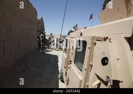 Soldaten der US-Armee von Alpha Truppe, 1. Bataillon, 4. Kavallerieregiment stehen zur Seite, als während einer Route-Clearing-Mission in der Nähe der Operationsbasis Super, Provinz Paktika, Afghanistan, am 1. Juni 2012 ein improvisiertes Sprenggerät gezündet wird. (USA Armee-Foto von SPC. David J. Barnes/Freigegeben) Stockfoto