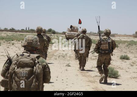 US-Soldaten, die der Alpha-Truppe, dem 1. Bataillon und dem 4. Kavallerieregiment zugewiesen sind, begeben sich nach Janubi, Provinz Paktika, Afghanistan, als die afghanische Nationalarmee am 1. Juni 2012 die Route freigibt. (USA Armee-Foto von SPC. David J. Barnes/Freigegeben) Stockfoto