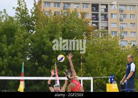 Prag, Tschechische Republik. August 2021. Der tschechische Beachvolleyballspieler Michala Kvapilova (links) ist während des 2021 Beach Volleyball World Tour 2 Star, Spiels gegen Thamela und Maia Elize aus Brasilien, am 20. August 2021 in Prag, Tschechien, in Aktion. Quelle: Michal Kamaryt/CTK Photo/Alamy Live News Stockfoto