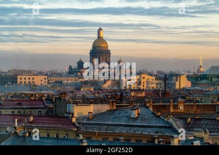 Stadtlandschaft Ansicht der Dächer von Sankt Petersburg, Russland mit einer Kuppel in der Ferne bei Sonnenaufgang Stockfoto