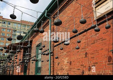 Kerzen und rote Wand - Toronto, Kanada Stockfoto