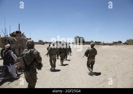 US-Soldaten, die Alpha-Truppe, 1. Bataillon, 4. Kavallerieregiment zugewiesen wurden, patrouillieren während einer Mission zur Routenfreigabe im Dorf Janubi, Provinz Paktika, Afghanistan, 1. Juni 2012. (USA Armee-Foto von SPC. David J. Barnes/Freigegeben) Stockfoto