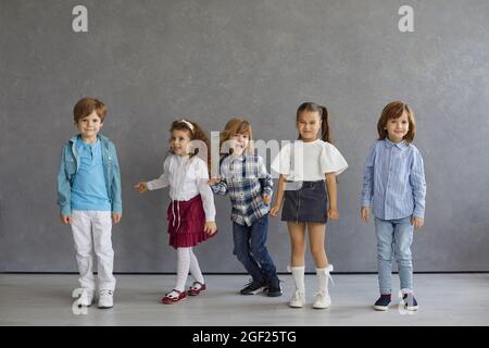 Studio Gruppenportrait von glücklichen lustigen entzückenden Kindern, die verschiedene Emotionen zeigen Stockfoto