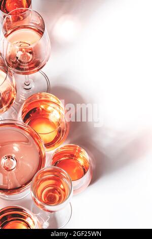 Roséwein in verschiedenen Schattierungen in Gläsern auf weißem Hintergrund. Verkostung von Rosado-, rosato- oder Rouge-Weinen Stockfoto