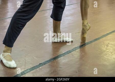 Nahaufnahmen von Ballettschuhen, die von Tänzern in einer Probenhalle in Sankt Petersburg, Russland, verwendet werden Stockfoto