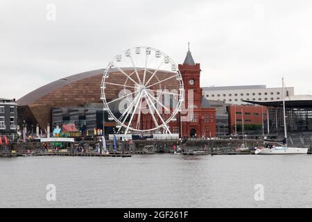 Carousel Cardiff Eye am Mermaid Quay, Cardiff Bay, South Wales, Großbritannien, 2021 Stockfoto