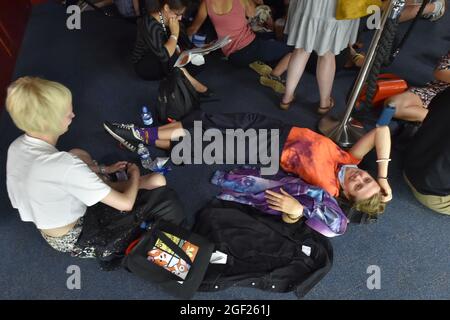 Karlsbad, Tschechische Republik. August 2021. Die Besucher besuchen am 21. August 2021 das 55. Internationale Filmfestival Karlovy Vary (KVIFF) in Karlsbad, Tschechien. Kredit: Slawomir Kubes/CTK Foto/Alamy Live Nachrichten Stockfoto