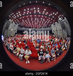 Karlsbad, Tschechische Republik. August 2021. Die Besucher besuchen am 21. August 2021 das 55. Internationale Filmfestival Karlovy Vary (KVIFF) in Karlsbad, Tschechien. Kredit: Slawomir Kubes/CTK Foto/Alamy Live Nachrichten Stockfoto