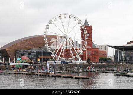 Carousel Cardiff Eye am Mermaid Quay, Cardiff Bay, South Wales, Großbritannien, 2021 Stockfoto