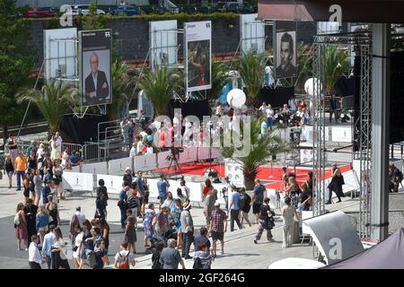 Karlsbad, Tschechische Republik. August 2021. Die Besucher besuchen am 21. August 2021 das 55. Internationale Filmfestival Karlovy Vary (KVIFF) in Karlsbad, Tschechien. Kredit: Slawomir Kubes/CTK Foto/Alamy Live Nachrichten Stockfoto