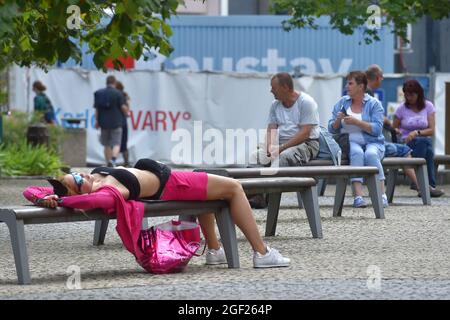 Karlsbad, Tschechische Republik. August 2021. Die Besucher besuchen am 21. August 2021 das 55. Internationale Filmfestival Karlovy Vary (KVIFF) in Karlsbad, Tschechien. Kredit: Slawomir Kubes/CTK Foto/Alamy Live Nachrichten Stockfoto