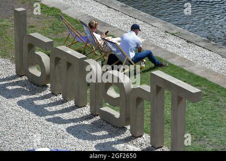 Karlsbad, Tschechische Republik. August 2021. Die Besucher besuchen am 21. August 2021 das 55. Internationale Filmfestival Karlovy Vary (KVIFF) in Karlsbad, Tschechien. Kredit: Slawomir Kubes/CTK Foto/Alamy Live Nachrichten Stockfoto